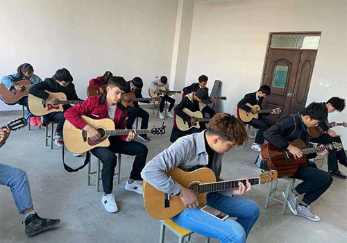 甘肃东方航空高铁学校音乐社团活动一幕