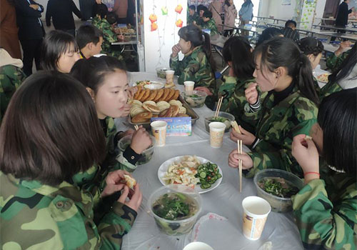 甘肃东方航空高铁学校学生就餐一幕